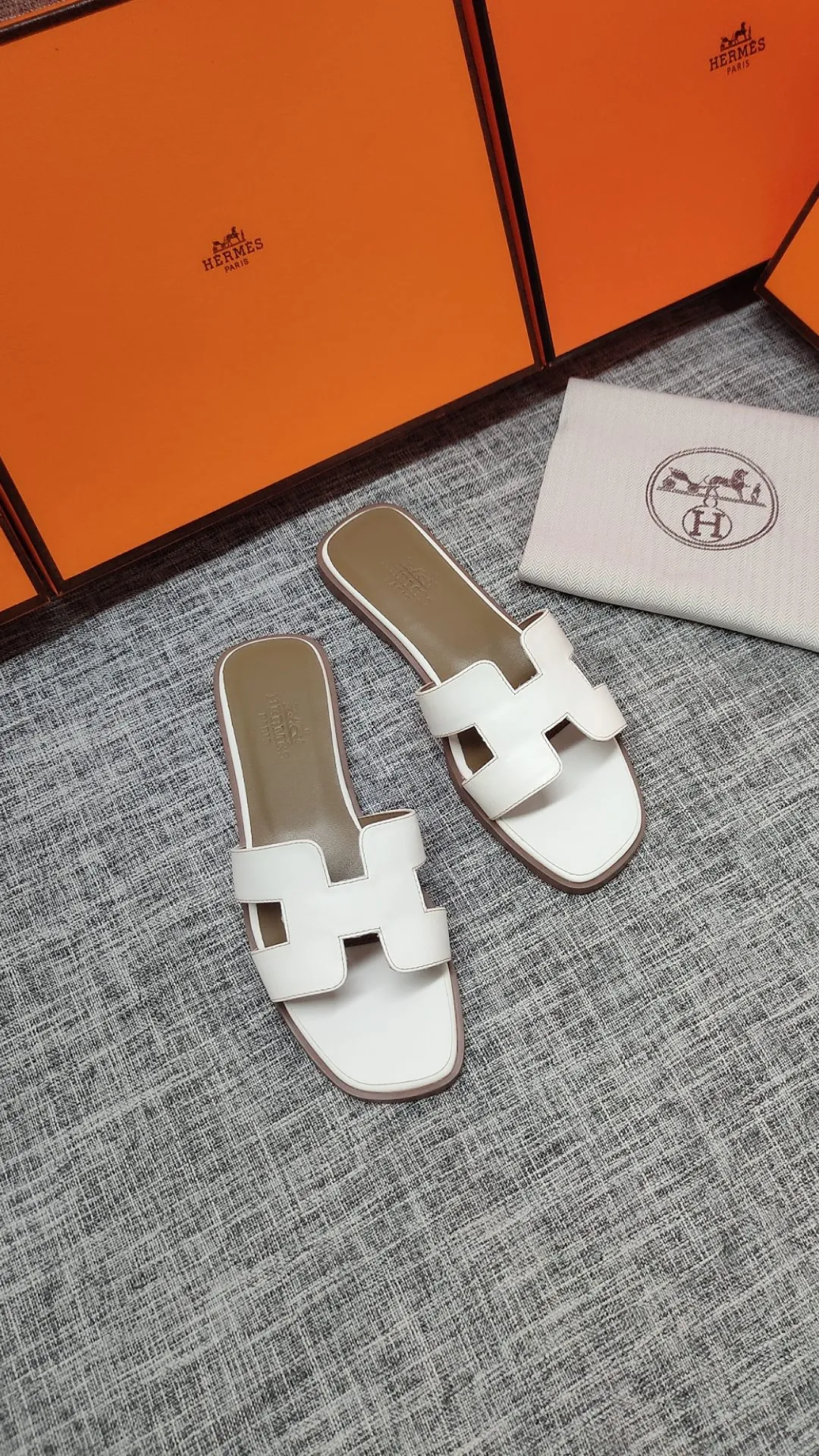 👟👟Ex-factory price 480👟👟 Women's shoe factory Hermes💖The latest official website is updated at the same time. The upgraded version of the high-quality slippers is made 1:1. Fabric: Made of counter cowhide fabric. Inner feet: Customized sheepskin [oversea order. The outsole is made of simulated leather non-slip rubber outsole. Regardless of the version or workmanship, it is the king of rubber soles. Color: black, white, brown. 3 colors in total. Code number 35---40 flat bottom